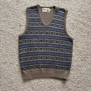 Vintage Mackinaw Woolens Women's Fair Isle Patterned Vest in tan and Blue L